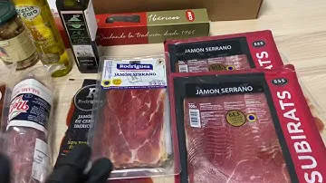 Подарочные наборы из европейских сыров, колбас, хамона и бакалеи.