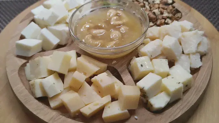 Сырная тарелка с орехами и медом
