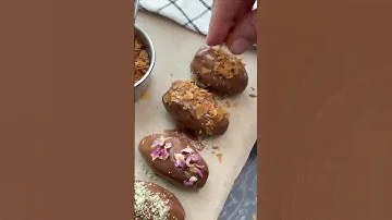 Финики в шоколаде с арахисовой пастой.