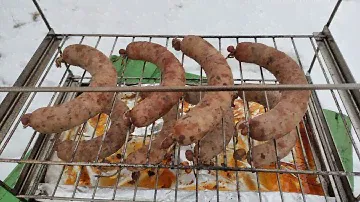 Колбаски из магазина копчёные на виноградной лозе