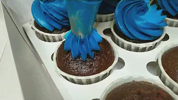 Капкейки. Как отсадить шапочки из крема на капкейки 🧁