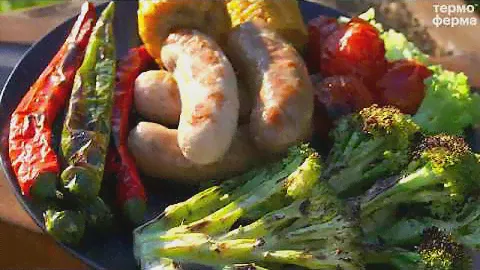 Ассорти колбасок гриль с овощами и горчичным соусом.