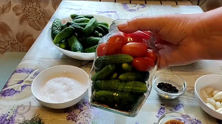 Ассорти из огурцов и помидоров