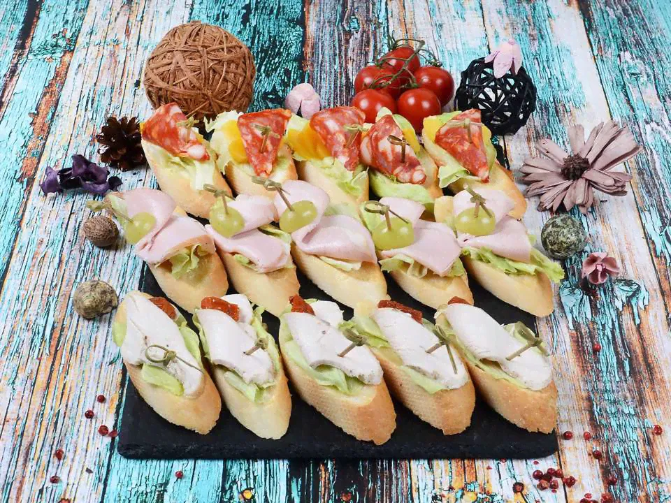 Ассорти мясных брускетт-0