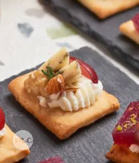 Канапе сырное ассорти с орешками и виноградом на крекере-0