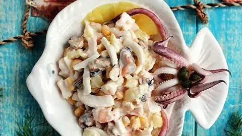 Салат с морским коктейлем в масле