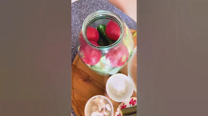 Вкусные маринованные огурцы, помидоры и кабачки.