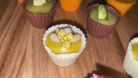 Конфеты ручной работы «Ассорти вкусов» : бананово-лимонные в белом шоколаде с кедровыми орехами