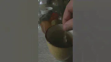 Чайный пакетик макаем в кипяток на фоне ассорти в банке